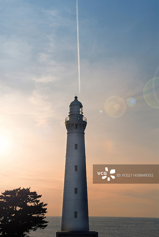 日御碕灯塔和凝结尾迹，岛根县出云市日御碕图片素材