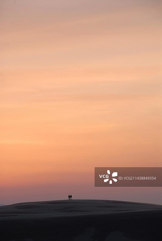 傍晚时分鸟取沙丘上行走的人们，位于鸟取县滨坂图片素材
