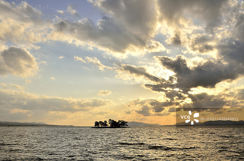 日本岛根县松江市宍道湖与嫁岛图片素材