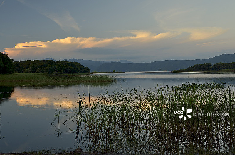 福岛县郡山市猪苗代湖的晚霞倒影图片素材