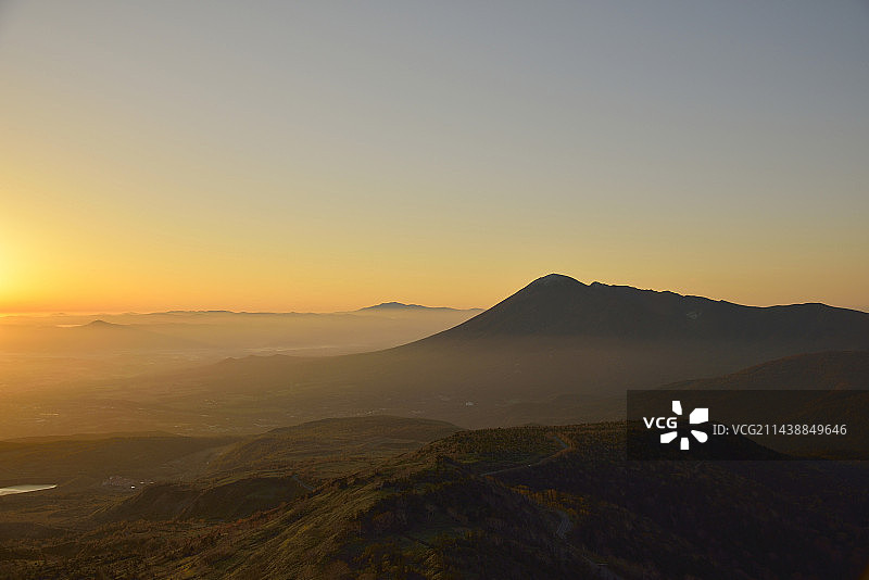 日本岩手县八幡平的岩手山黎明景色图片素材