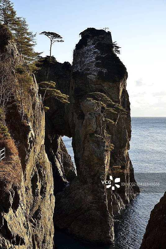 日本岩手县田野畑海岸边的岩石图片素材
