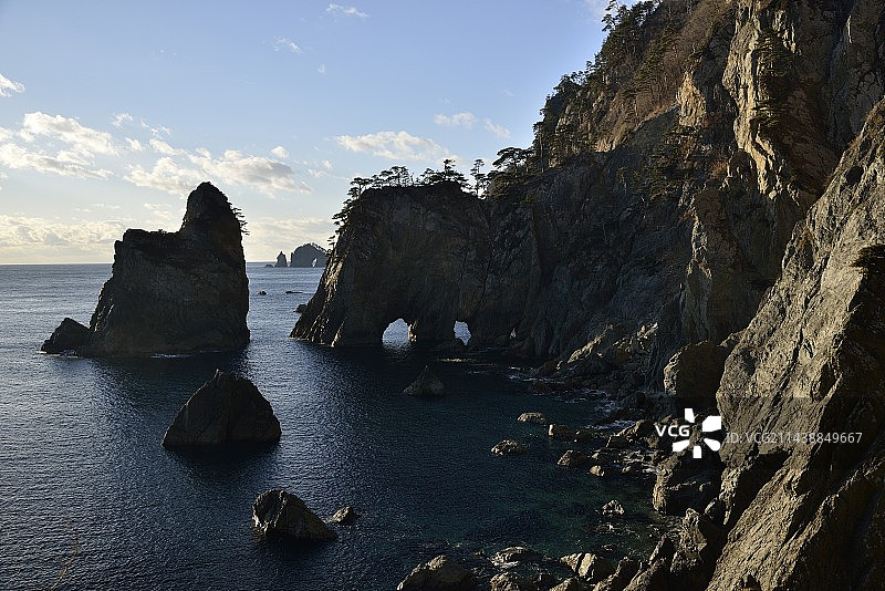 日本岩手县田野畑海岸边的岩石图片素材