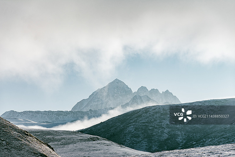 雅拉雪山图片素材