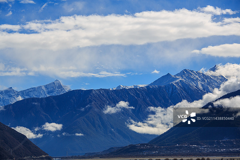 西藏林芝苯日神山、雪山与雅尼湿地、佛掌沙丘与尼洋河图片素材