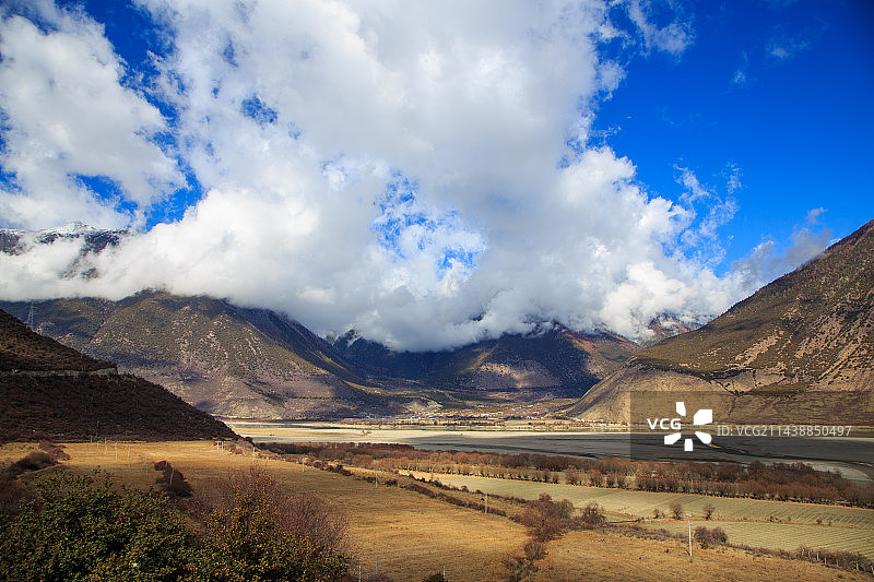 西藏林芝苯日神山、雪山与雅尼湿地、佛掌沙丘与尼洋河图片素材