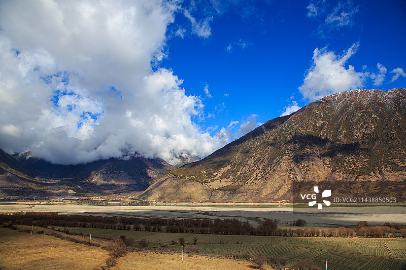 西藏林芝苯日神山、雪山与雅尼湿地、佛掌沙丘与尼洋河图片素材