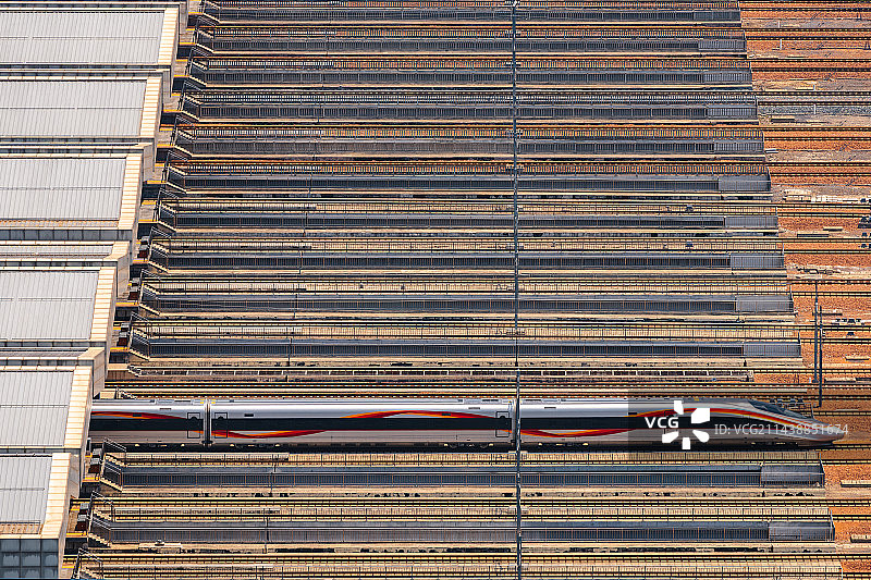 复兴号高铁列车进出高铁站户外场景高视角图片素材