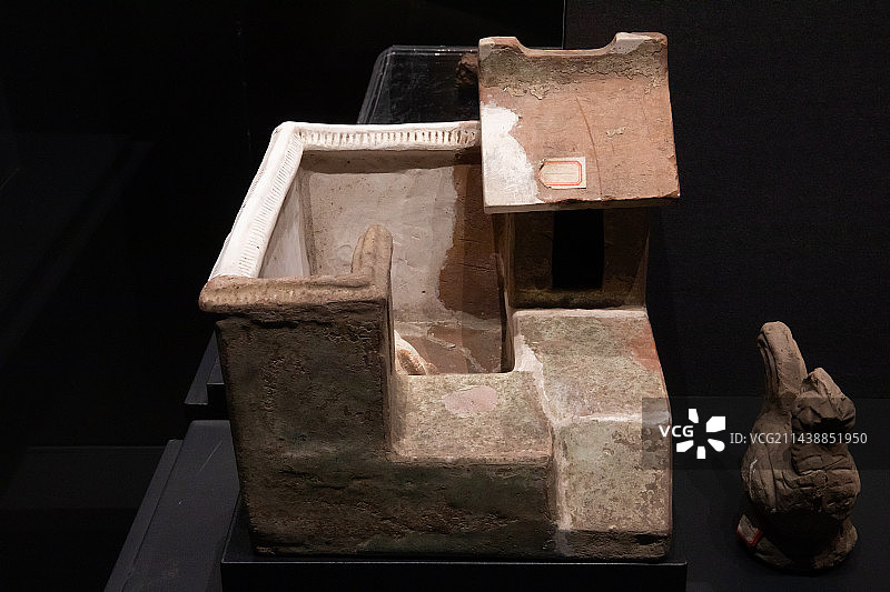 河北省保定博物馆绿釉红陶猪圈汉代图片素材