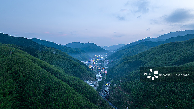 雨后的安徽黄山市黄山区汤口镇傍晚-旅游景区小镇图片素材