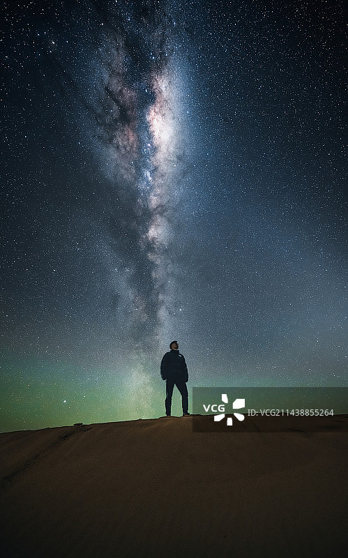 我们驰骋在星辰大海中图片素材