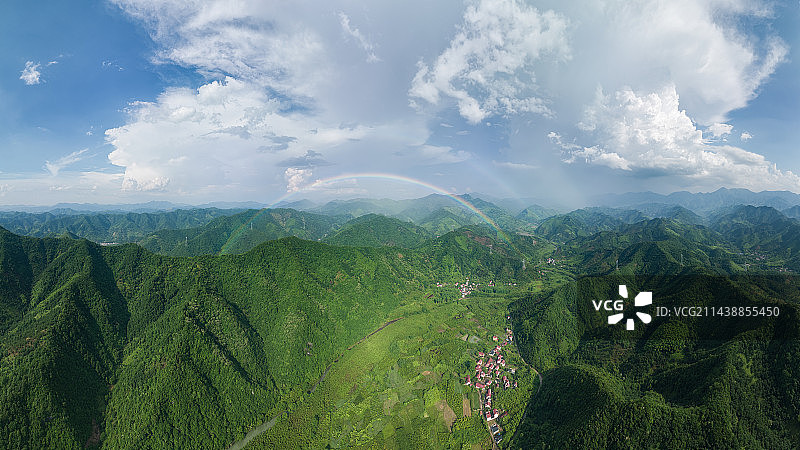 皖南宁国万家乡美丽乡村雨后彩虹全景航拍图片素材
