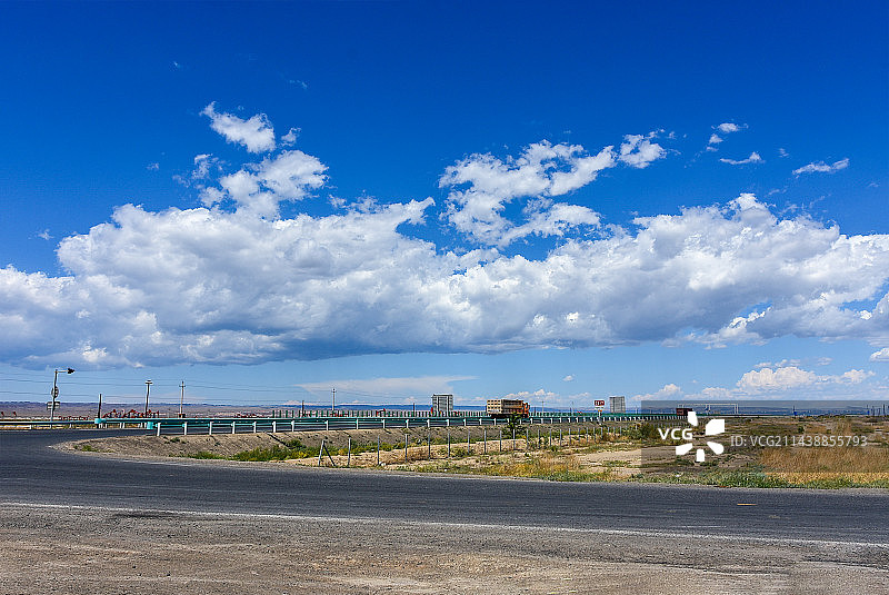 新疆公路风光图片素材