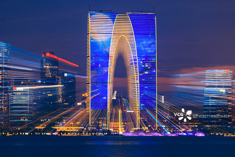 苏州金鸡湖，创意东方之门图片素材