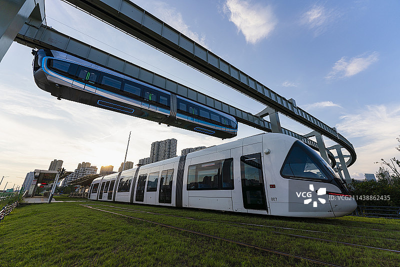 武汉光谷空轨光子号列车与有轨电车同框图片素材