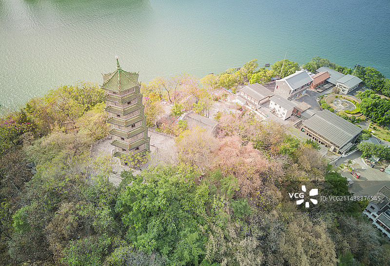 航拍江边上山的佛塔，广西柳州蟠龙山蟠龙塔图片素材