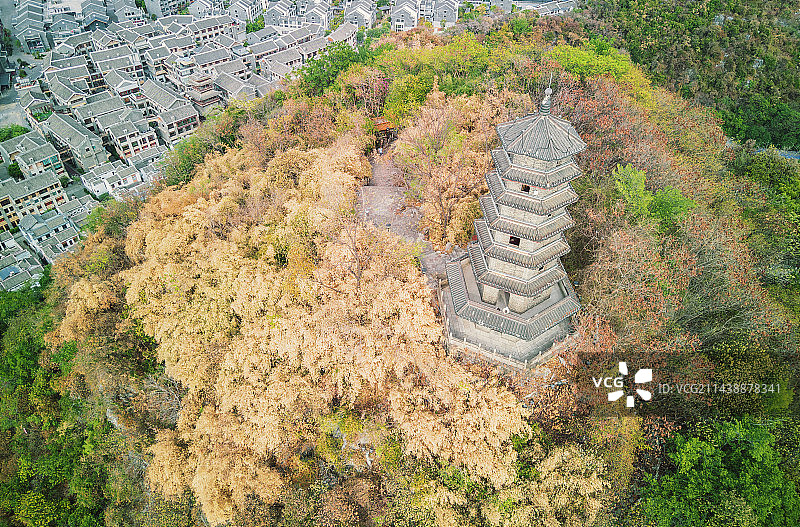 航拍秋天山顶的塔，广西柳州蟠龙山蟠龙塔图片素材