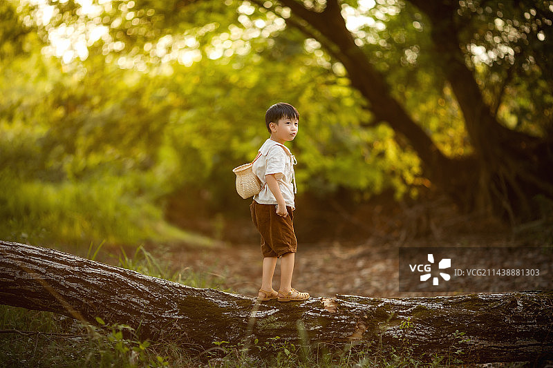 背着小背篓的小男孩图片素材