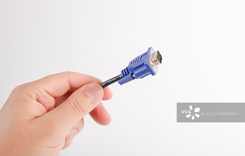 手拿高清显视器VGA线图片素材