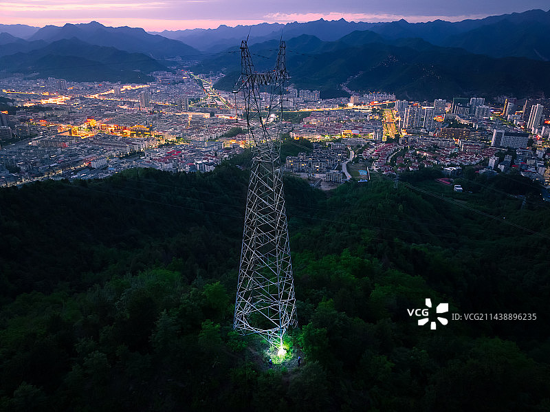 电力工人守护万家灯火图片素材