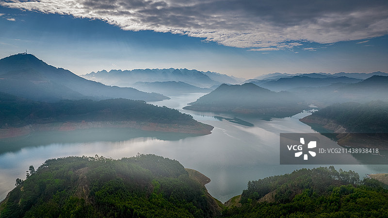 晨雾中的万峰湖图片素材