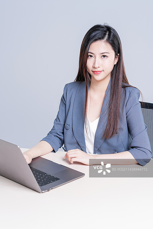 年轻漂亮的商务女白领图片素材