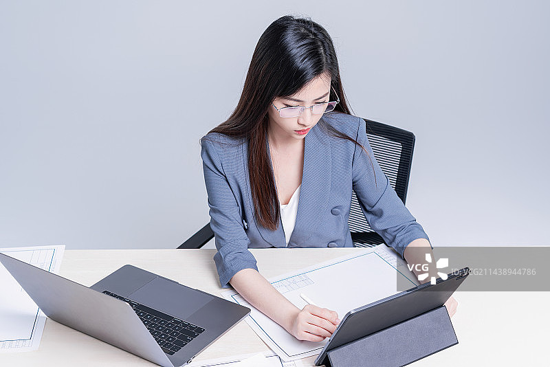 年轻漂亮的商务女白领图片素材