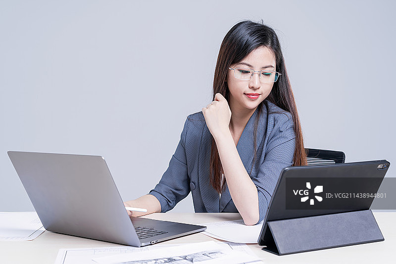 年轻漂亮的商务女白领图片素材