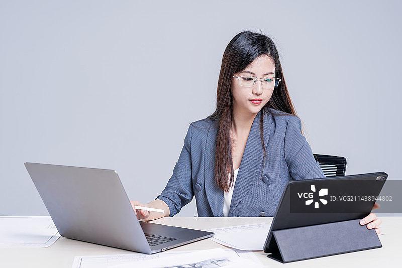 年轻漂亮的商务女白领图片素材