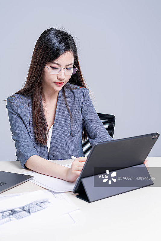 年轻漂亮的商务女白领图片素材