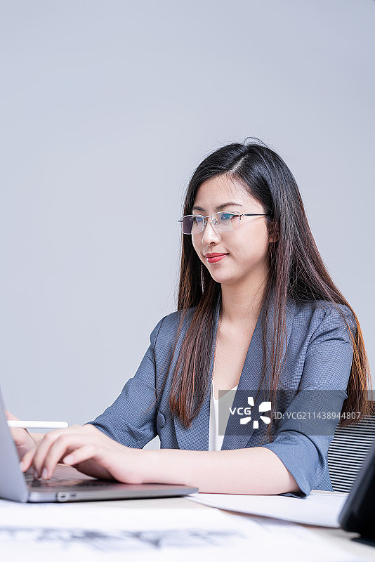 年轻漂亮的商务女白领图片素材