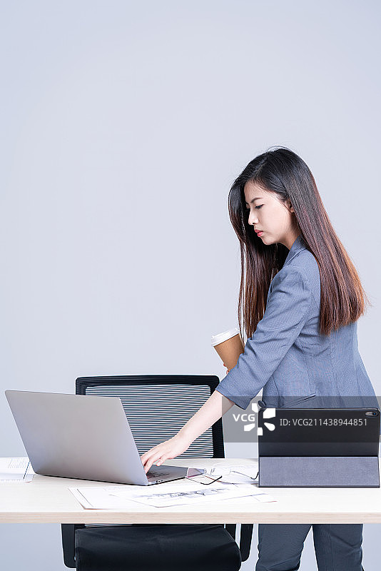 年轻漂亮的商务女白领图片素材