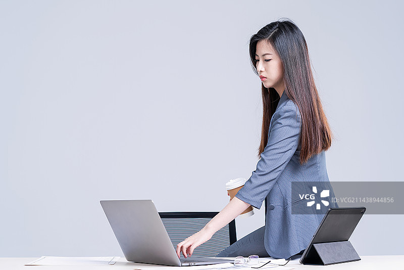 年轻漂亮的商务女白领图片素材