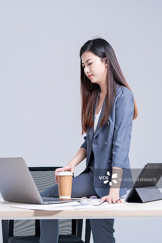 年轻漂亮的商务女白领图片素材