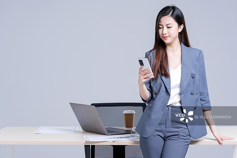 年轻漂亮的商务女白领图片素材