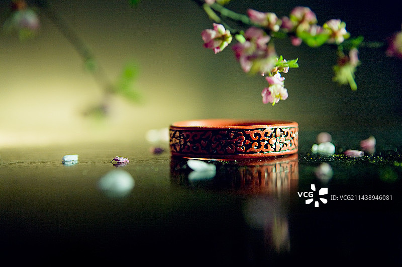 中国传统文化静物红漆手镯图片素材