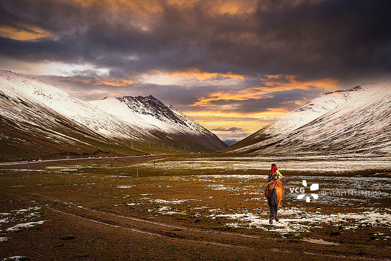朝圣路上图片素材