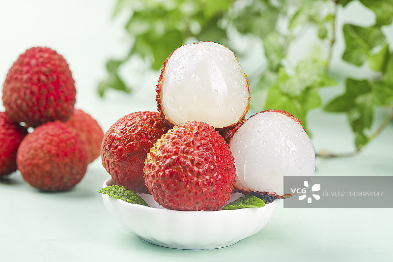 浅底上的新鲜荔枝图片素材