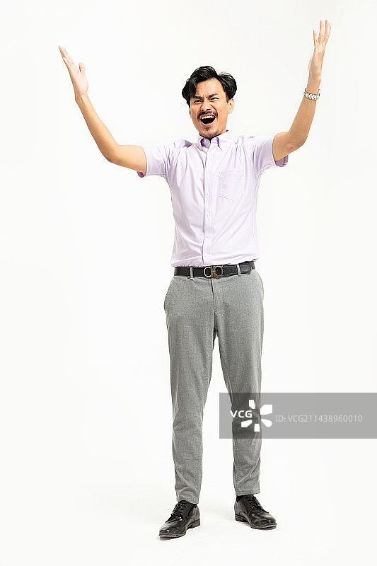 高举双臂的中年男人图片素材