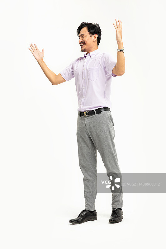 高举双臂的中年男人图片素材