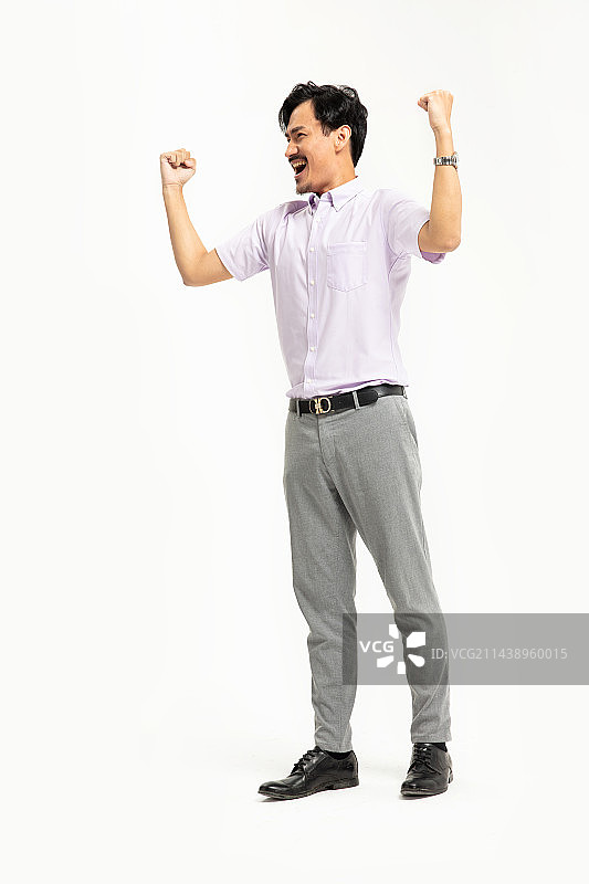 高举双臂的中年男人图片素材