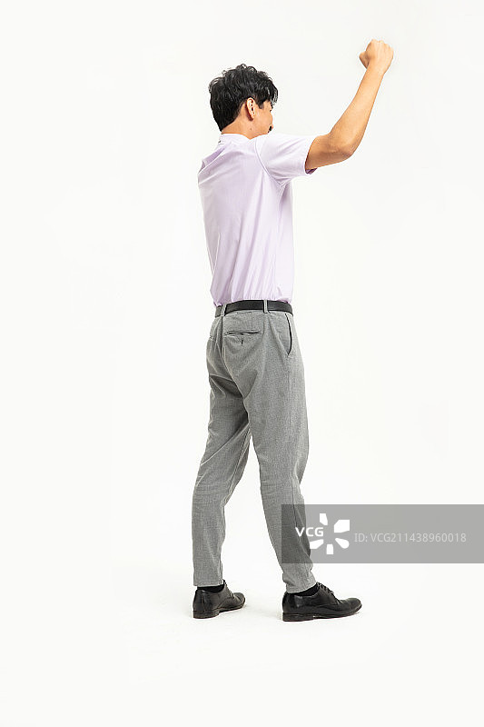 高举双臂的中年男人图片素材