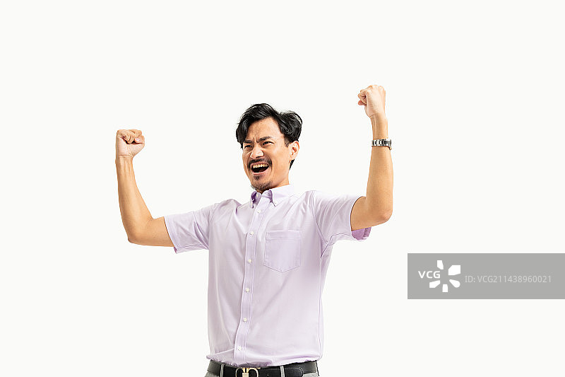 高举双臂的中年男人图片素材
