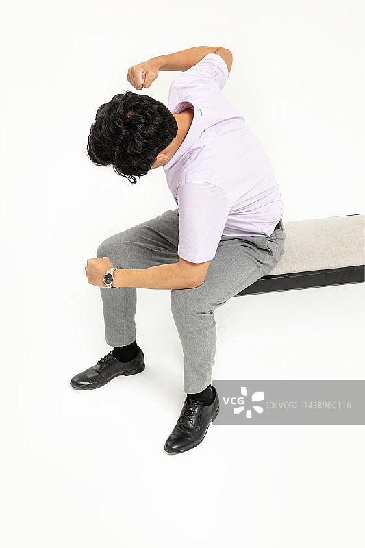 坐在凳子上沮丧的男人图片素材