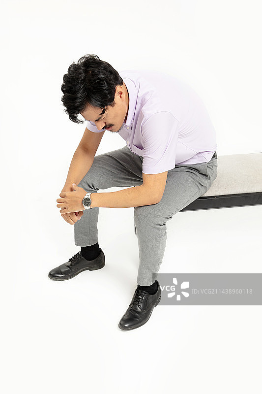 坐在凳子上沮丧的男人图片素材