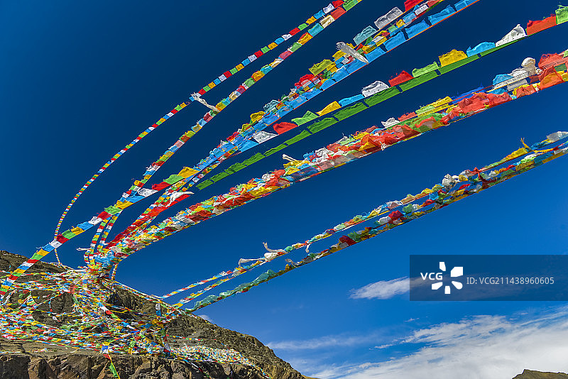 西藏的经幡与雪山图片素材