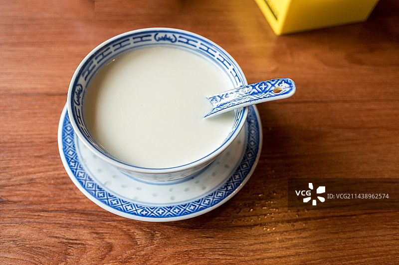 餐桌上一碗广东传统甜品姜撞奶图片素材