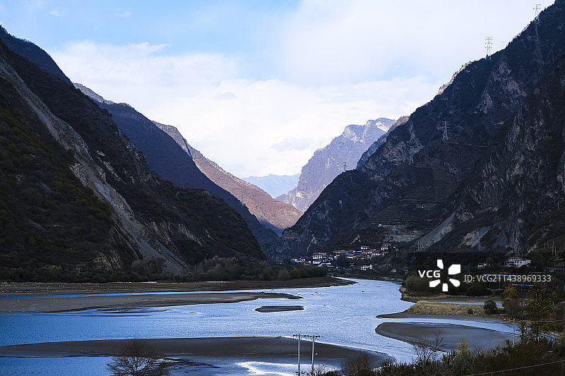 四川省阿坝藏族羌族自治州九寨沟国家级自然保护区冬季晴天美丽风景图片素材