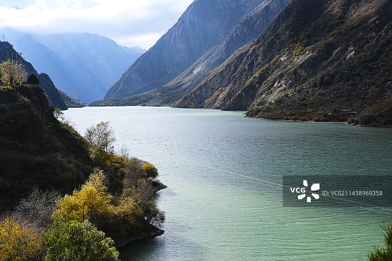 四川省阿坝藏族羌族自治州九寨沟国家级自然保护区冬季晴天美丽风景图片素材