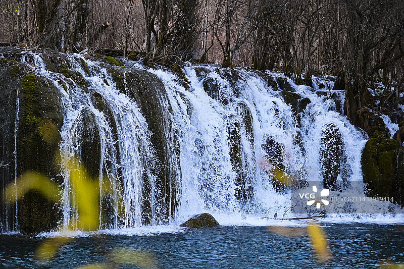 四川省阿坝藏族羌族自治州九寨沟国家级自然保护区冬季晴天美丽风景图片素材